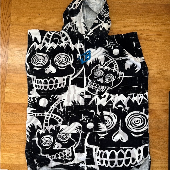 Creatures Grom Kids Poncho Black and White Skull Coverup - Picture 2 of 4